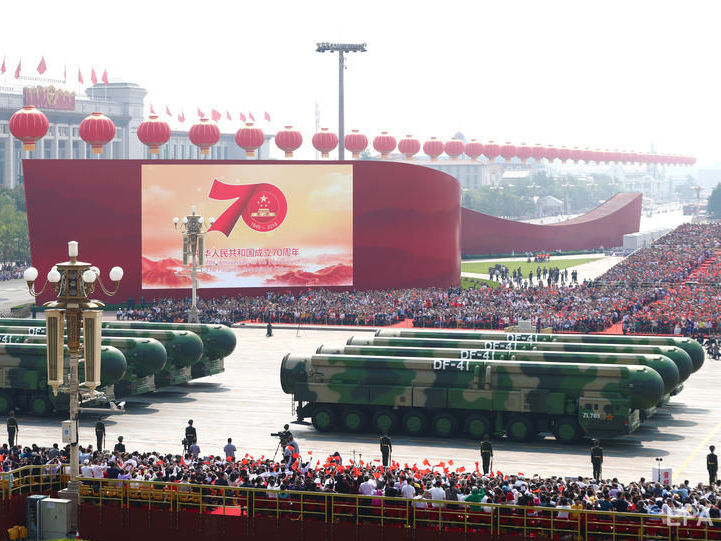 ﻿Китай на військовому параді показав нові високотехнологічні ракети
