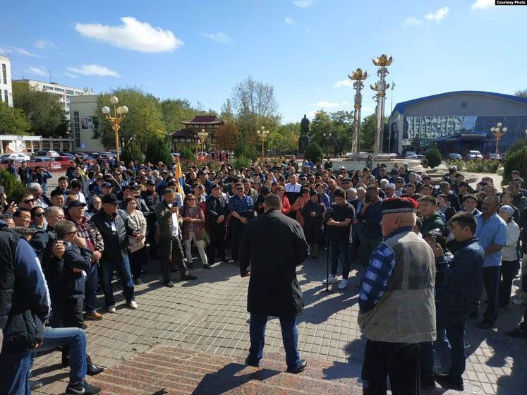 ﻿Жителі Елісти виходять на акції протесту проти призначення ексватажка "ДНР" Трапезникова мером міста
