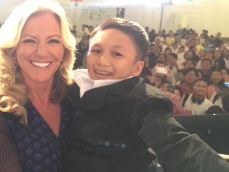 Британская баронесса взяла на руки взрослого вьетнамца, которого приняла за ребенка 