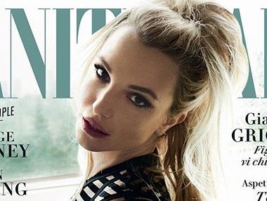 Спирс в чулках и комбидрессе украсила обложку Vanity Fair