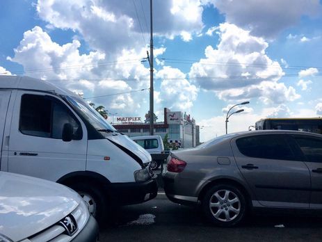 В Киеве на Московском мосту столкнулись шесть автомобилей