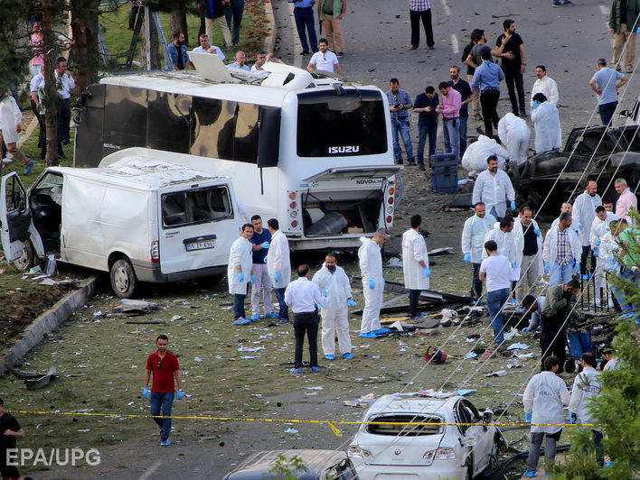 В турецком Курдистане взорвался начиненный взрывчаткой автомобиль, погибли три человека