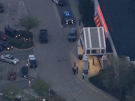 В США неизвестный напал с ножом на посетителей торгового центра