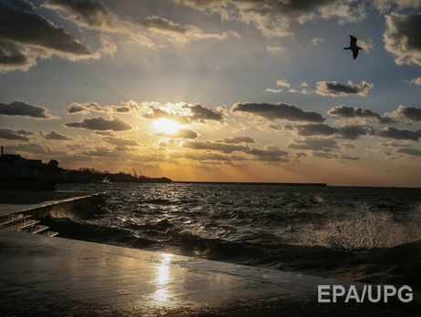 В акватории Севастополя произошел выброс мазута