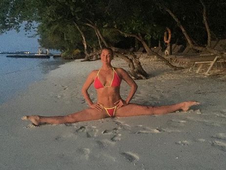 Волочкова станцевала среди толпы мальдивских мужчин