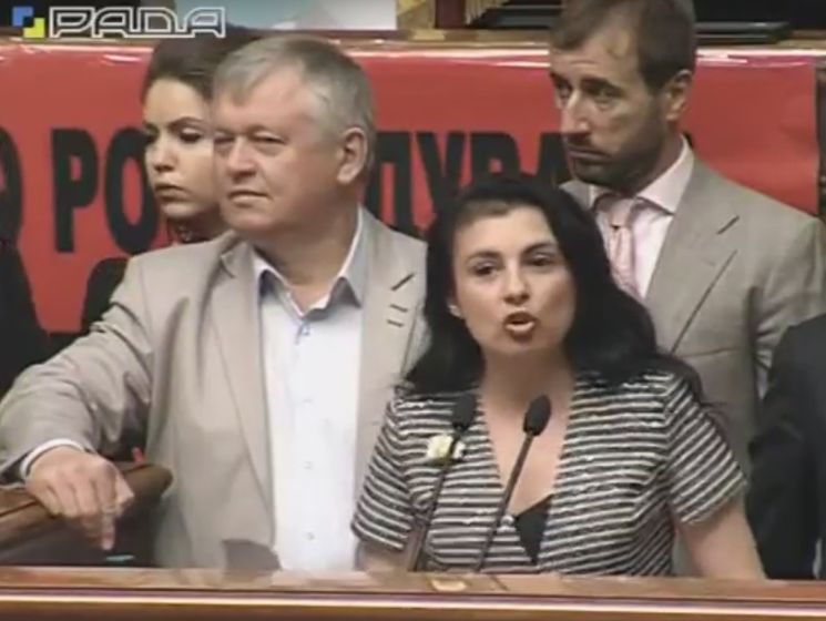 Депутаты Радикальной партии Ляшко блокируют трибуну парламента