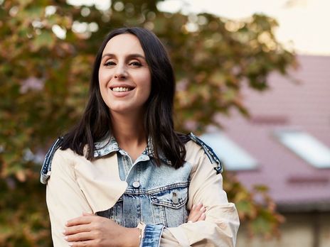 Джамала засветила ноги в мини