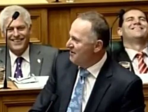 Премьера Новой Зеландии выгнали из зала парламента за нарушение правил поведения. Видео