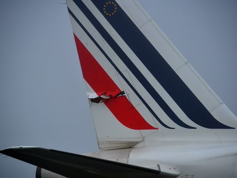 В парижском аэропорту столкнулись два самолета