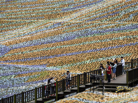 На Тайване создали копию картины Ван Гога из четырех миллионов пластиковых бутылок. Фоторепортаж
