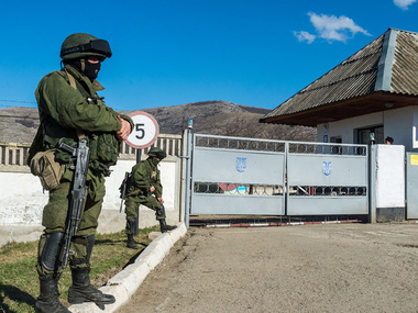 В Крыму "самооборона" ворвалась в военный городок и ищет оружие