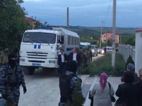 К дому замглавы Меджлиса Умерова оккупационные власти подогнали КамАЗ с ОМОНом. Видео