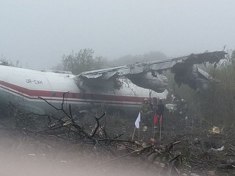 Транспортный самолет Ан-12 совершил аварийную посадку у аэропорта Львов, предварительно есть погибшие