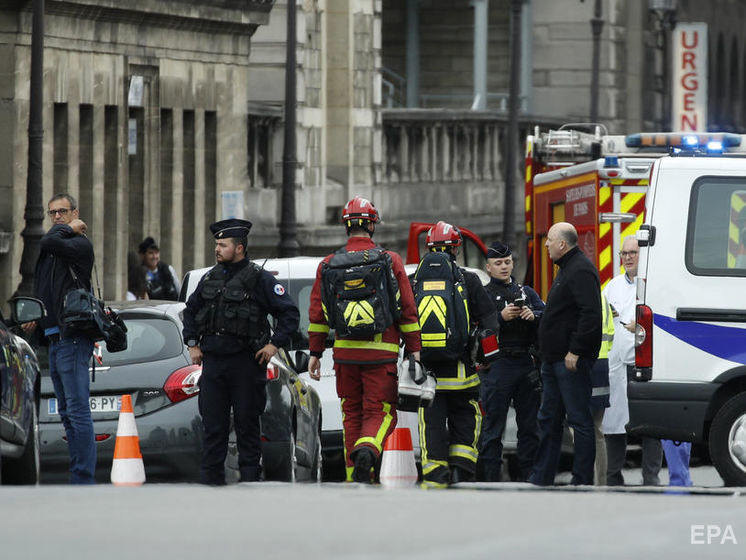 ﻿Напад на поліцейських у Парижі. Убивця перед інцидентом розповідав, що "чує голоси"