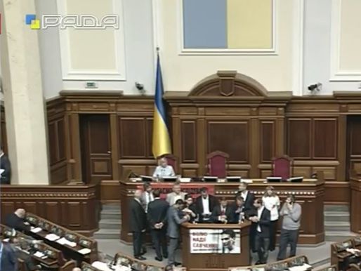 Депутаты от Радикальной партии заблокировали трибуну парламента