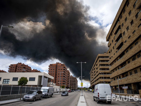 Недалеко от Мадрида горит крупнейшая свалка шин в Испании. Фоторепортаж