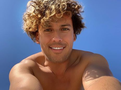 Галкин снял селфи-видео с расстегнутым ремнем и голым торсом