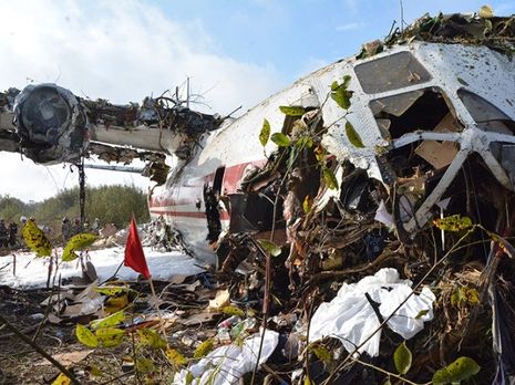На борту самолета находилось восемь человек, пятеро из них погибли