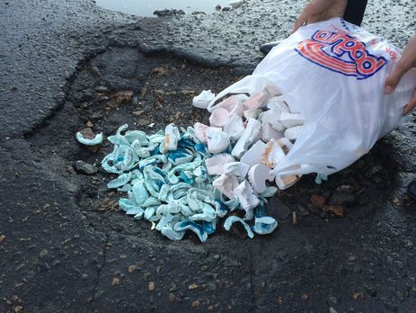 На Алтае дорожные ямы засыпали слепками челюстей. Видео