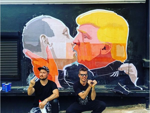 В Литве появилось граффити с поцелуем Путина и Трампа. Видео