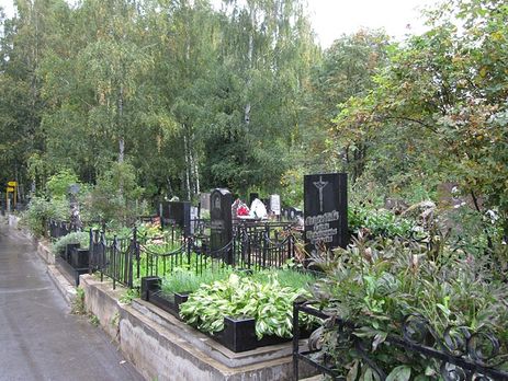 На кладбище Москвы в драке со стрельбой участвовали 200 человек: есть погибшие