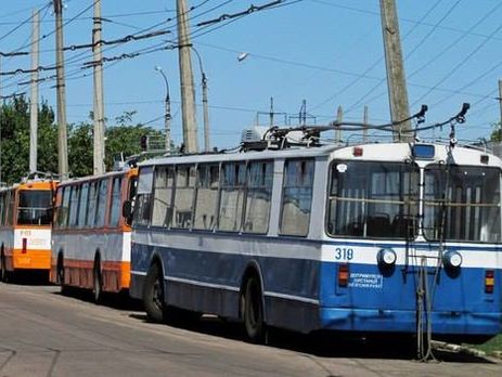 Ливни в Черкассах затопили улицы и остановили троллейбусы. Видео