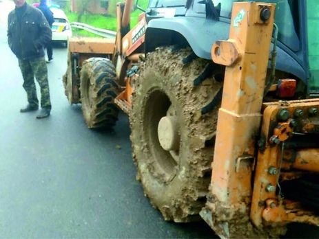 Во Львовской области полиция оштрафовала водителя экскаватора за загрязнение проезжей части