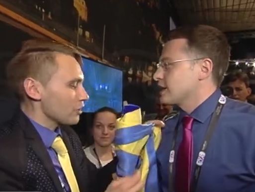 На "Евровидении" журналист обмотал микрофон репортеру из РФ украинским флагом. Видео