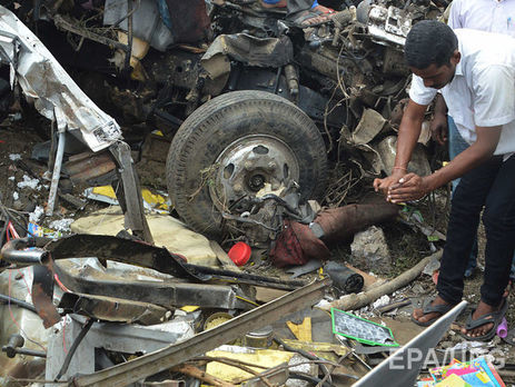 В Индии самосвал раздавил микроавтобус с паломниками