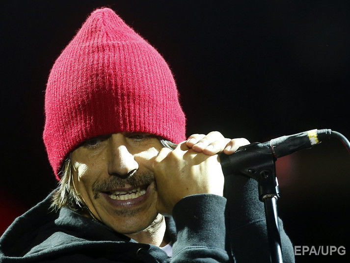 Вокалист Red Hot Chili Peppers попал в больницу с желудочным гриппом