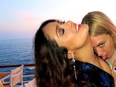 Хайек и Севиньи показали страстные объятия