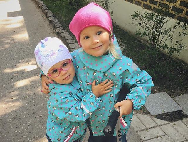 Федор Бондарчук гуляет с подросшими внучками