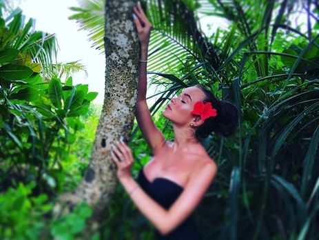 Яремчук показала фигуру в купальнике