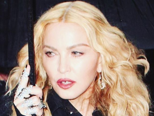 Мадонна поделилась архивным снимком с темными волосами