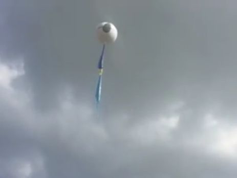 На границе с аннексированным Крымом запустили воздушный шар с украинским и крымскотатарским флагами. Видео