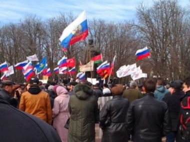 В Луганске захватили ОГА и требуют референдума
