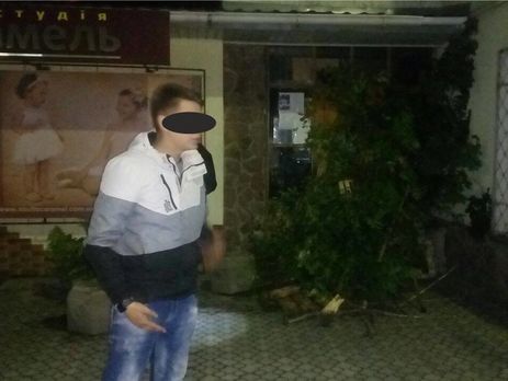 Во Львовской области двое парней забаррикадировали вход в горсовет 