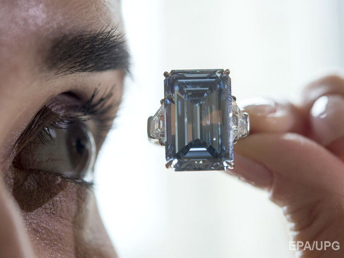 На аукционе Christie's продали самый дорогой бриллиант в мире