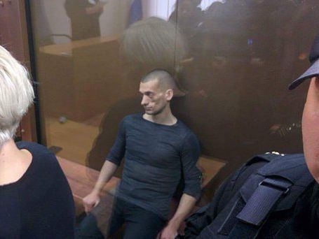 Российскому художнику Павленскому присудили больше года по делу о поджоге шин в Петербурге