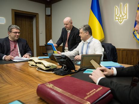 Президент, генпрокурор, политзаключенный – украинцы сегодня надели вышиванки. Фоторепортаж
