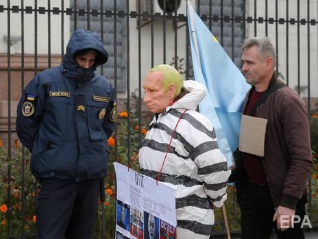 Возле посольства РФ в Киеве активисты провели импровизированный Гаагский суд над Путиным за совершенные им военные преступления против человечества