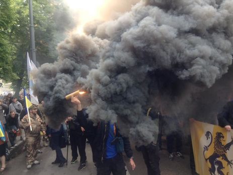 С дымовыми шашками и почти без флагов Украины – 