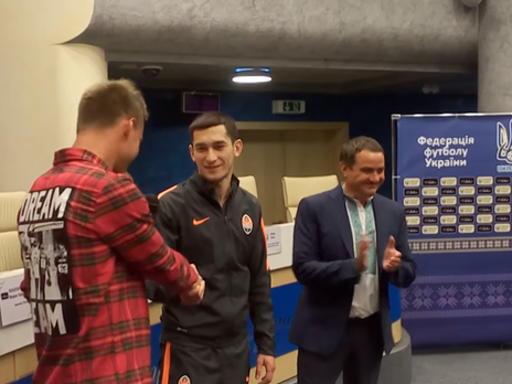 Ярмоленко и Степаненко помирились, пожав друг другу руки. Видео