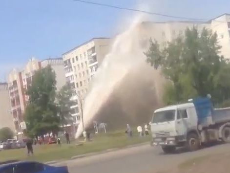 В Барнауле фонтан кипятка из аварийного трубопровода выбил окна на девятом этаже. Видео