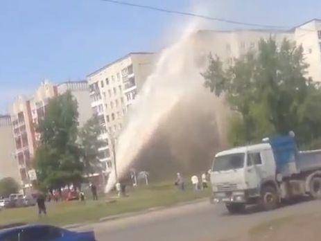 В Барнауле фонтан кипятка из аварийного трубопровода выбил окна на девятом этаже. Видео
