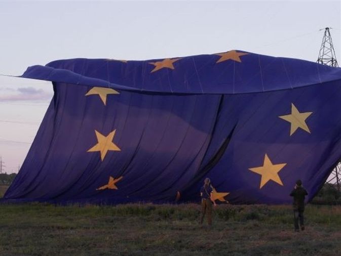 В небо над Донбассом подняли самый большой флаг Евросоюза