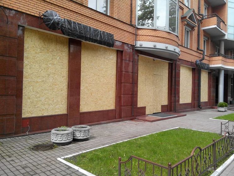 В отделении "Сбербанка России" перед маршем "Азова" в Киеве закрыли окна и двери деревянными панелями