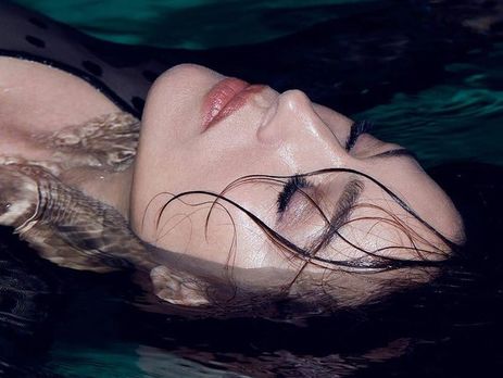 Белуччи позировала в воде для издания Aestus Magazine