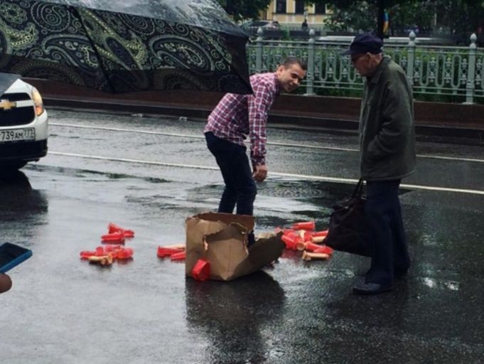 В Москве водитель устроил пробку, рассыпав на дороге фаллоимитаторы. Видео