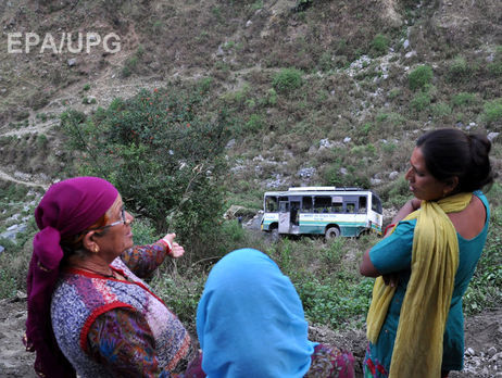 В Индии переполненный автобус упал в ущелье, 15 человек погибли